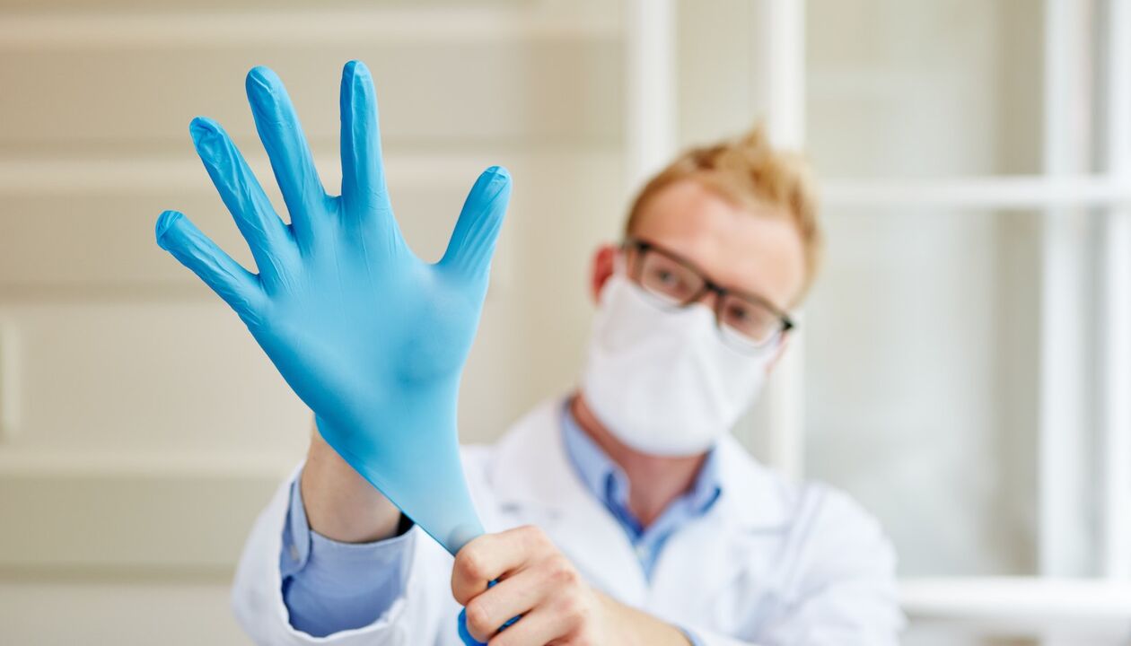doktor prostatiti önlemek için masaj için eldiven takıyor